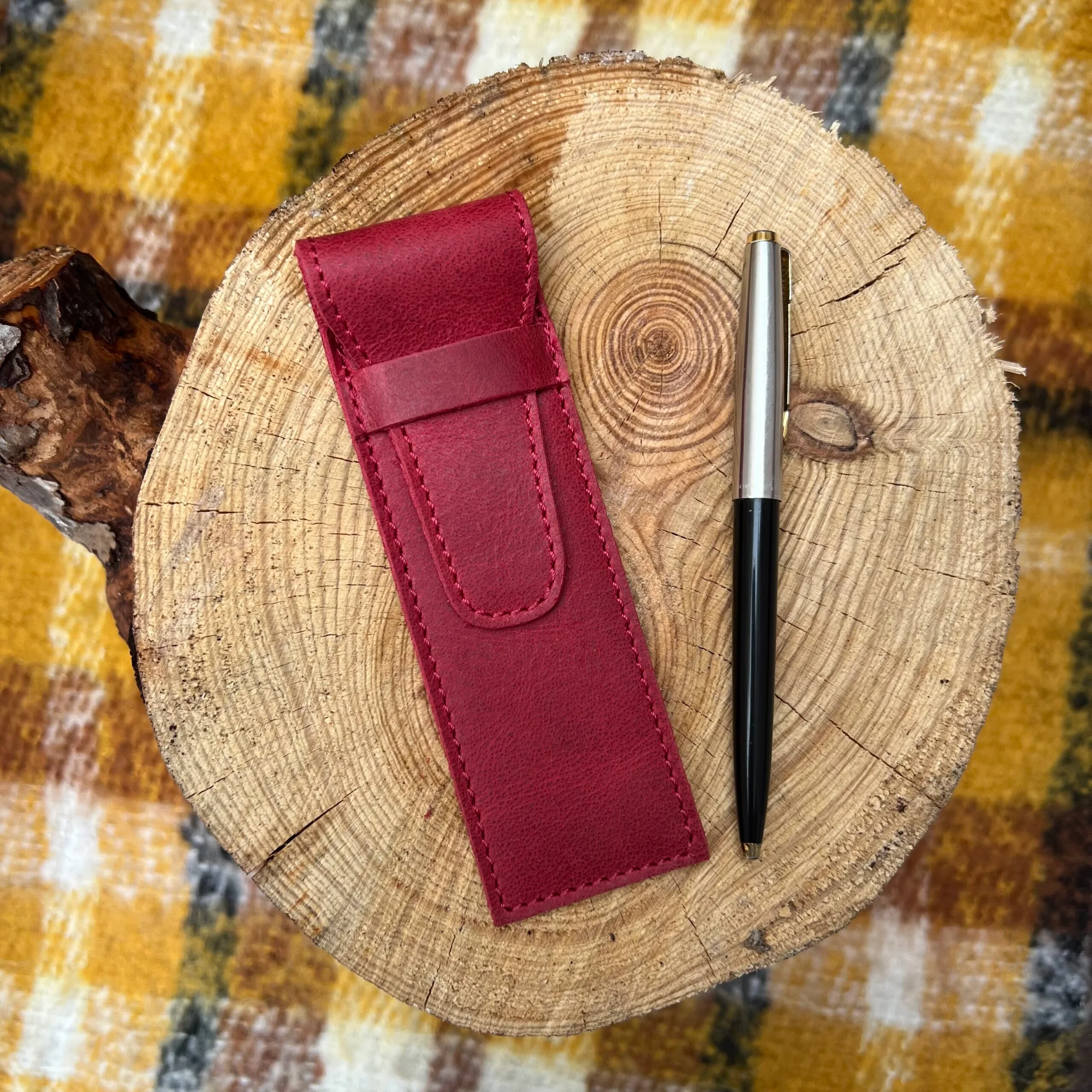 Φωτογραφία προϊόντος: ByLeather ΔΕΡΜΑΤΙΝΗ ΧΕΙΡΟΠΟΙΗΤΗ ΘΗΚΗ ΣΤΥΛΟ ΜΕ ΧΑΡΑΞΗ Κόκκινο