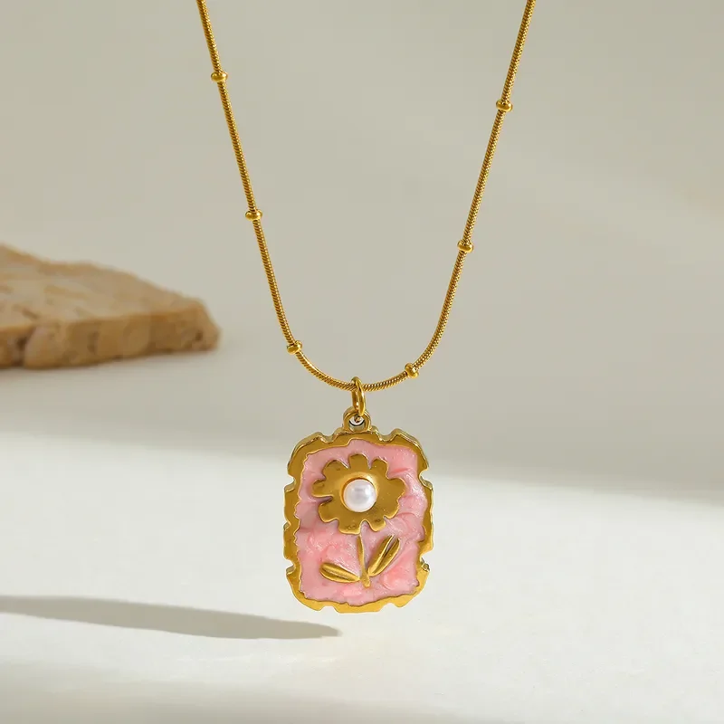 Φωτογραφία προϊόντος: Peach Jewelry Μενταγιόν Ορθογώνιο Με Λουλούδι Και Πέρλα Ροζ Φόντο Ανοξείδωτο Ατσάλι 304 Επιχρυσωμένο