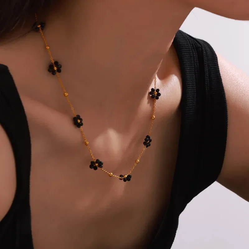Φωτογραφία προϊόντος: Peach Jewelry Κολιέ Με Λουλουδάκια Από Μαύρες Χαντρούλες Με Ball Chain Ανοξείδωτο Ατσάλι 316 Επιχρυσωμένο