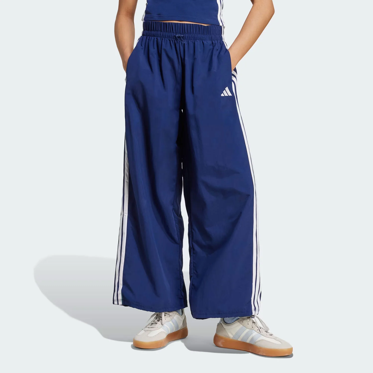 Φωτογραφία προϊόντος: ADIDAS PERFORMANCE ADIDAS ESSENTIALS 3-STRIPES LIFESTYLE WOVEN PARACHUTE PANTS ΜΠΛΕ