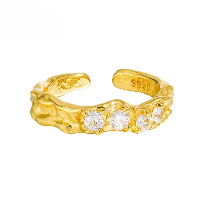 Φωτογραφία προϊόντος: Peach Jewelry Isabella Δαχτυλίδι Ασήμι 925 Ανάγλυφο Επιχρυσωμένο 18Κ Με Άσπρα Ζιρκόνια
