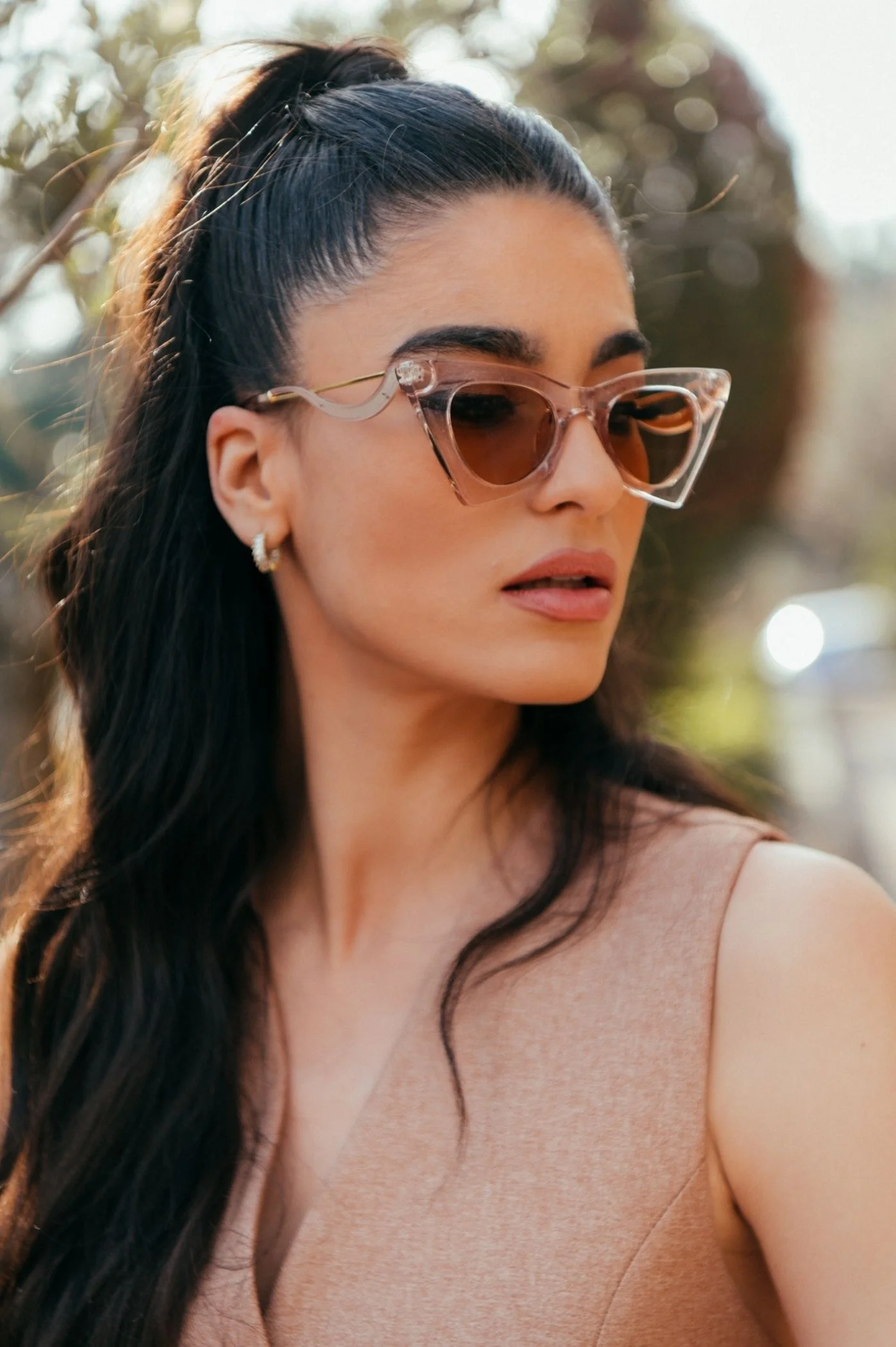 Φωτογραφία προϊόντος: Antithesis Clothing Γυαλιά Ηλίου Ria Με Τριγωνικό Κοκκάλινο Σκελετό - Ημιδιάφανο