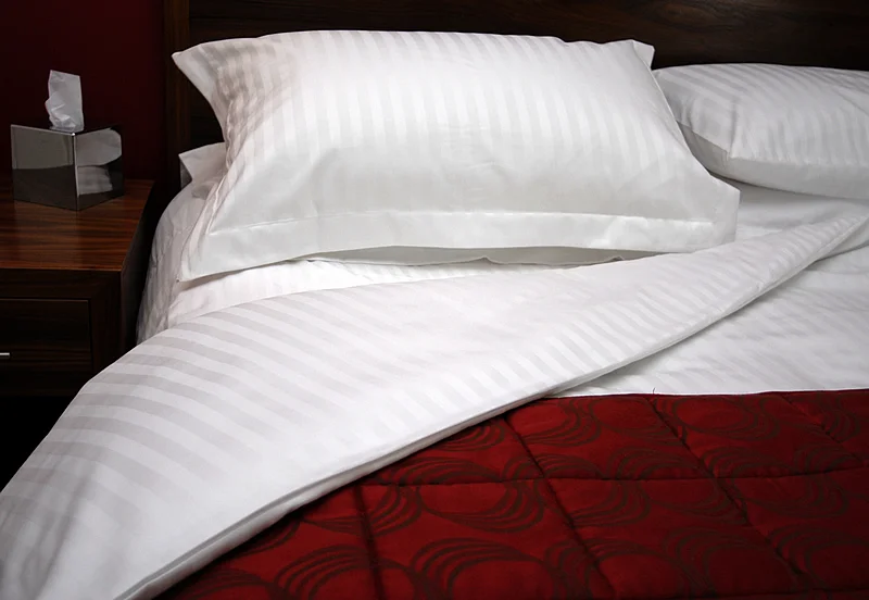 Φωτογραφία προϊόντος: ΜΑΞΙΛΑΡΟΘΗΚΗ OXFORD COTTON LUXURY LINE SATIN STRIPE 2CM TC240 COTTON 100% 55X75cm - LE BLANC