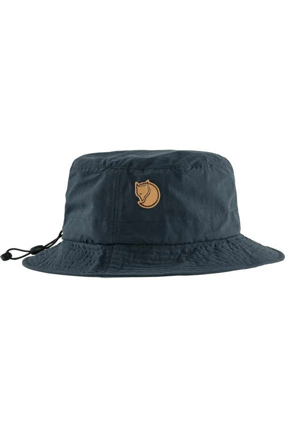 Φωτογραφία προϊόντος: FJALLRAVEN UNISEX ΚΑΠΕΛΟ FJALLRAVEN TRAVELLERS ΣΚΟΥΡΟ ΜΠΛΕ