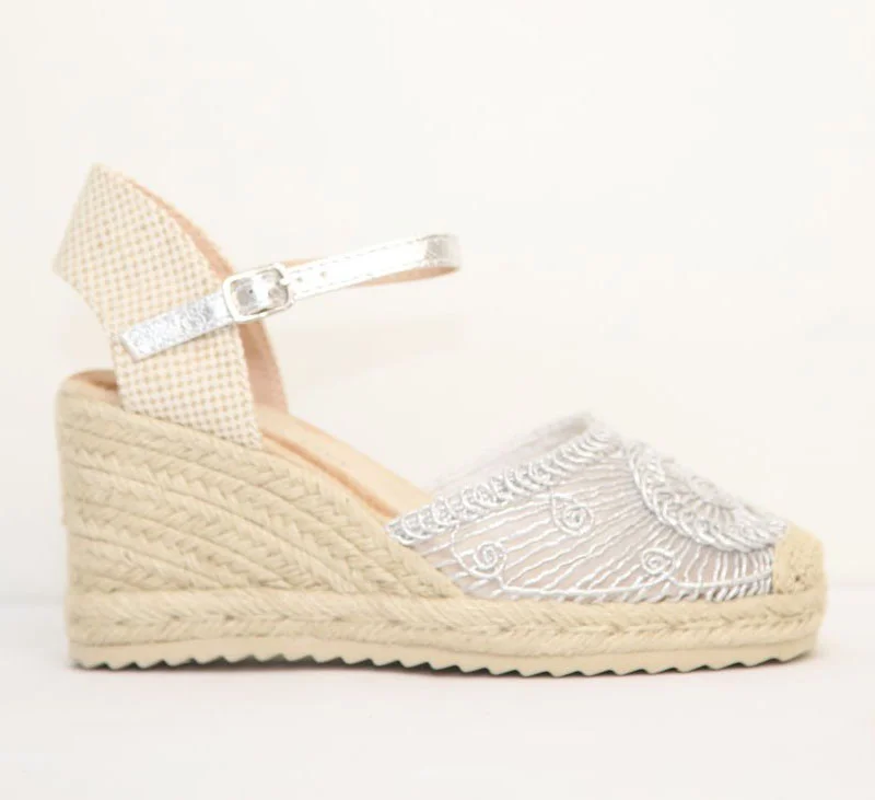 Φωτογραφία προϊόντος: Anteos Shoes Anteos 2025-AM180 Γυναικεία Εσπαντρίγια με Φιλτιρέ και Ασημί Κέντημα σε Ασημί χρώμα