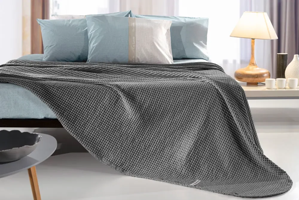 Φωτογραφία προϊόντος: GUY LAROCHE ΚΟΥΒΕΡΤΑ ΠΙΚΕ KING SIZE ETERNITY ANTHRACITE 260x240