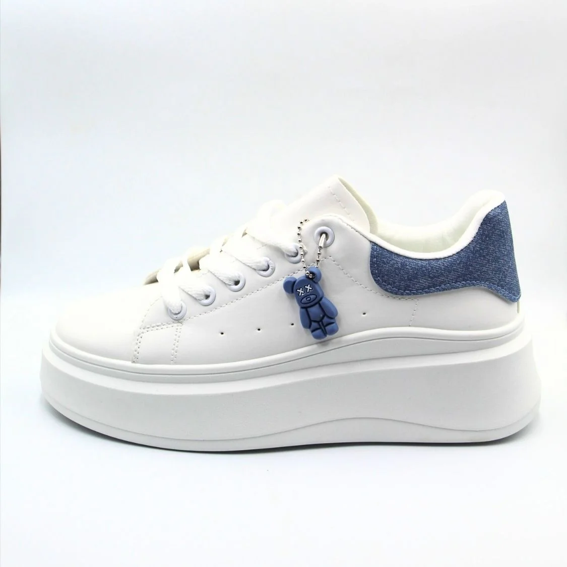 Φωτογραφία προϊόντος: PLATO Sneakers λευκό με κορδόνι και Jeans λεπτομέρεια
