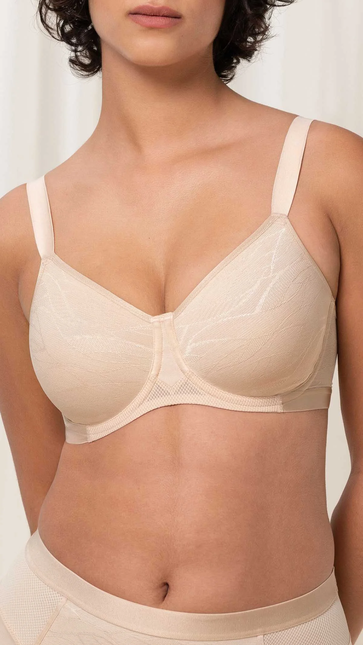 Φωτογραφία προϊόντος: TRIUMPH AIRY SENSATION W01 ΣΟΥΤΙΕΝ ΜΕ ΜΠΑΝΕΛΑ, ΜΑΥΡΟ