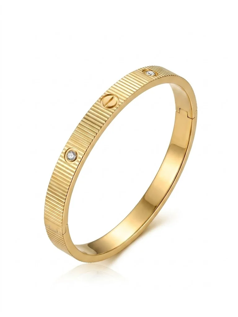 Φωτογραφία προϊόντος: Peach Jewelry Χρυσή Χειροπέδα με Γραμμικές Ραβδώσεις και Ζιργκόν