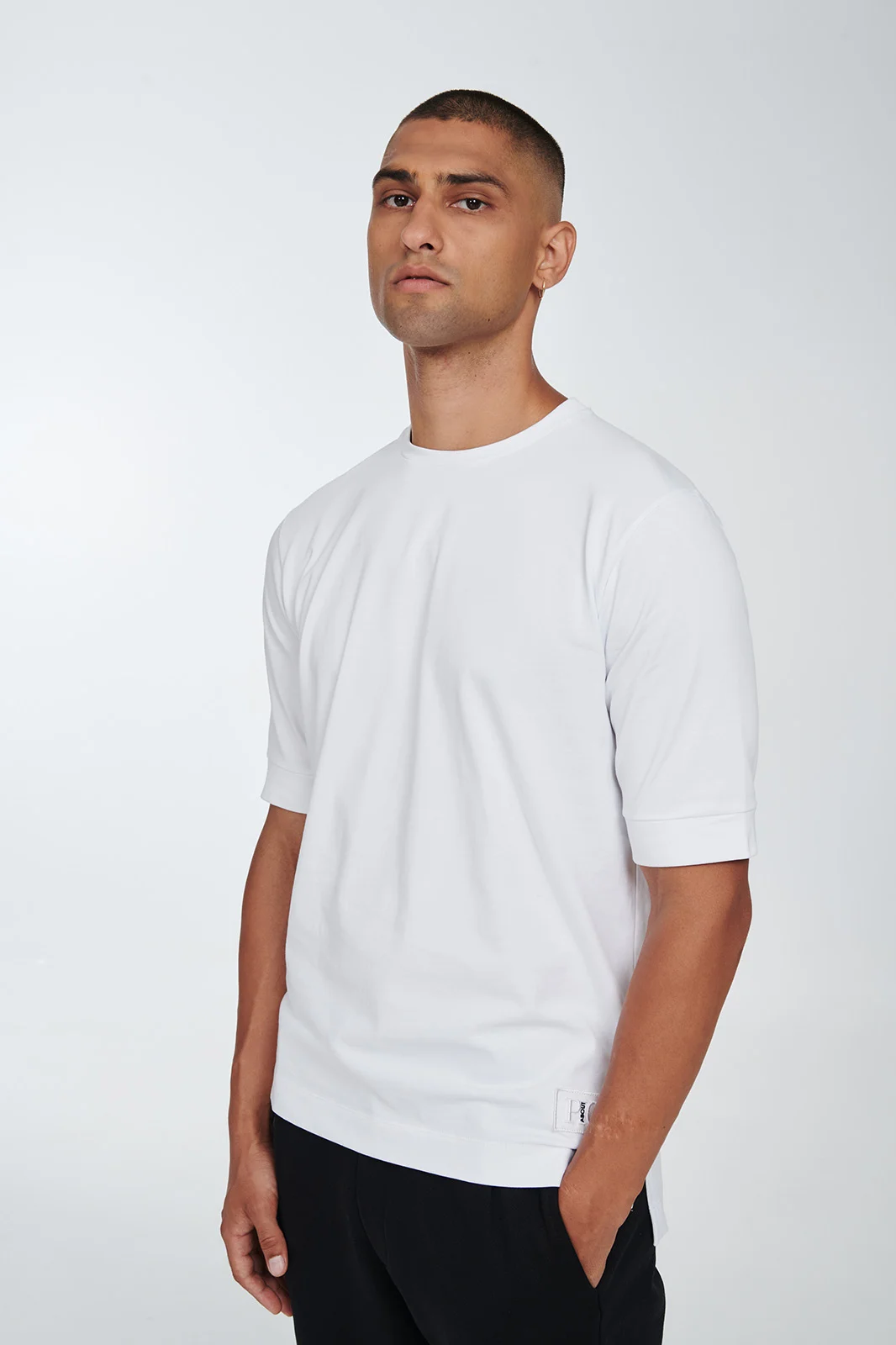 Φωτογραφία προϊόντος: P/COC P-1715 λευκό t-shirt με ασύμμετρο τελείωμα και κέντημα στη μέση