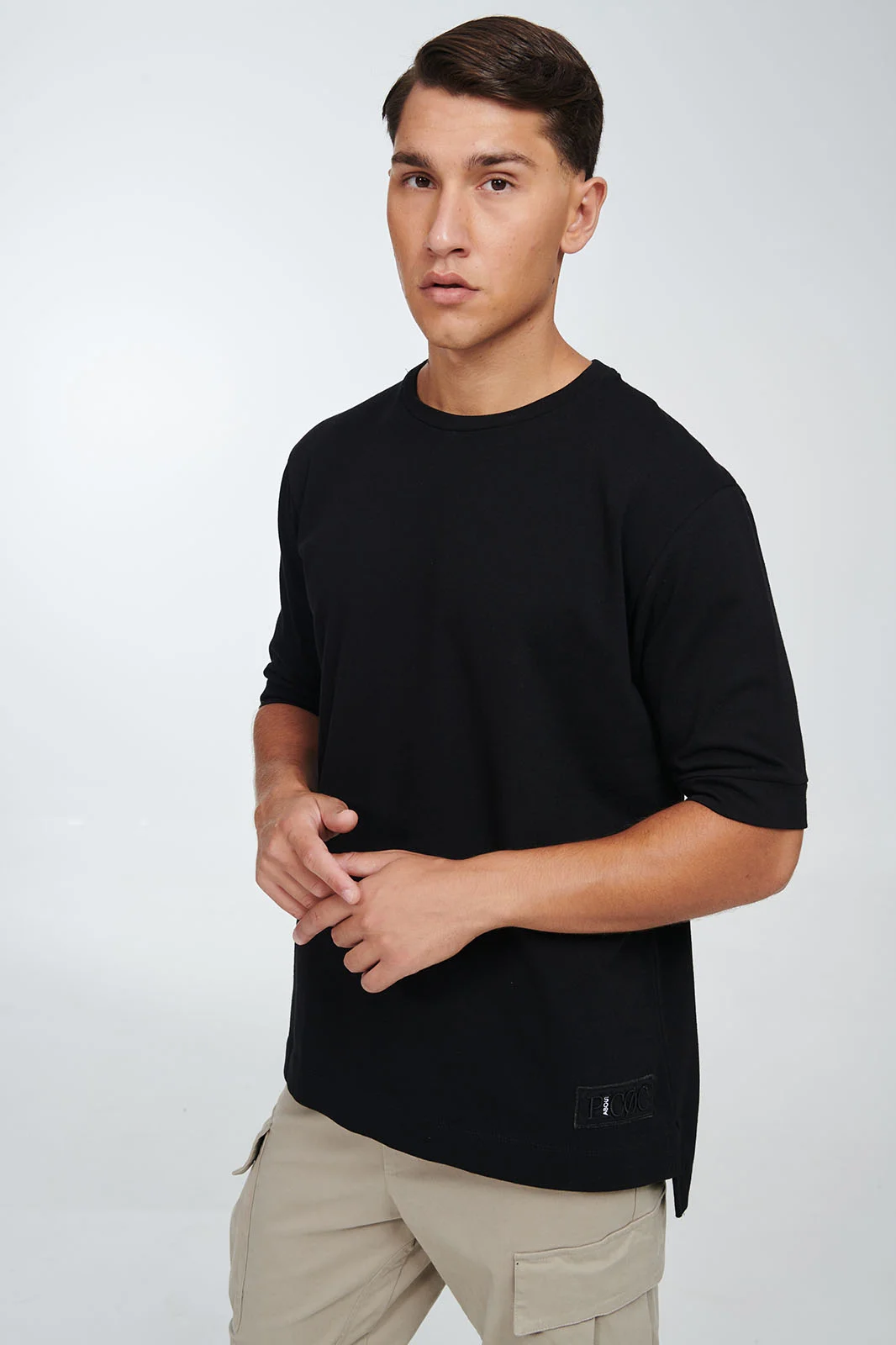 Φωτογραφία προϊόντος: P/COC P-1715 μαύρο t-shirt με ασύμμετρο τελείωμα και κέντημα στη μέση