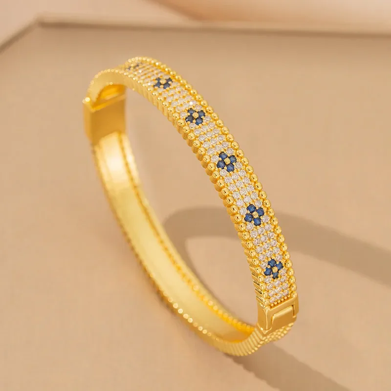 Φωτογραφία προϊόντος: Peach Jewelry Peach Jewerly Βραχιόλι Χειροπέδα Από Ανοξείδωτο Ατσάλι Με Λουλούδια Επιχρυσωμένη 18Κ