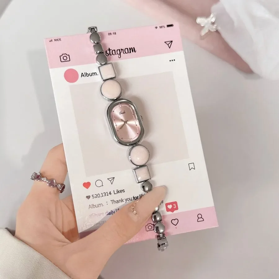 Φωτογραφία προϊόντος: Peach Jewelry Γυναικείο Ρολόι Με Ροζ Καντράν Και Ασημί Μπρασελέ Με Διακοσμητικά Στοιχεία
