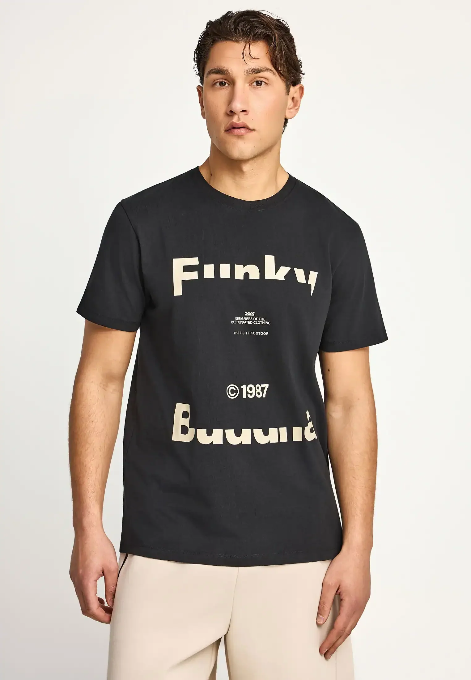 Φωτογραφία προϊόντος: ΑΝΔΡΙΚO T-SHIRT ME ΤΥΠΩΜΑ ΣΤΗ ΠΛΑΤΗ FUNKY BUDDHA FBΜ013-049-04 BLACK