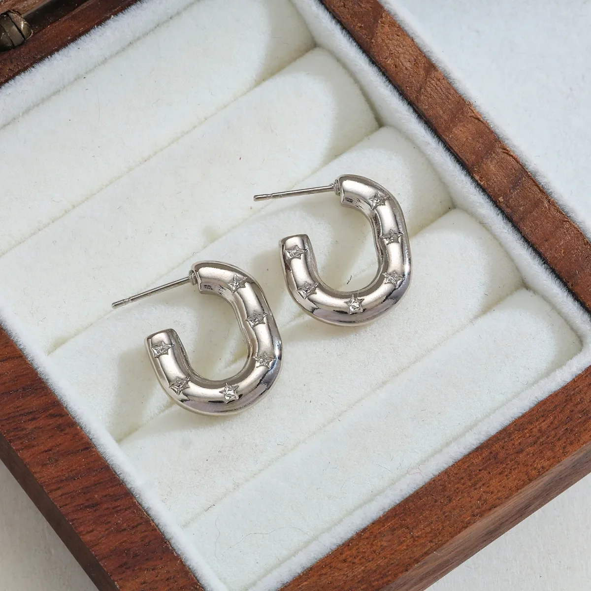 Φωτογραφία προϊόντος: Peach Jewelry Peach Jewerly Σκουλαρίκια από ανοξείδωτο ατσάλι 304 σε σχήμα U Ασημί Με Αστεράκια