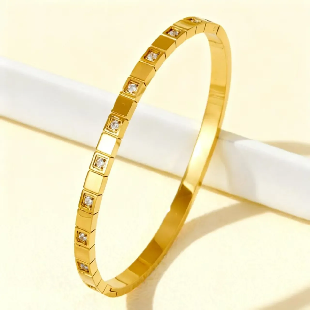 Φωτογραφία προϊόντος: Peach Jewelry Peach Jewerly Γυναικείο Βραχιόλι Χειροπέδα Από Χάλυβα Τιτανίου Και Ζιργκόν Χρυσό