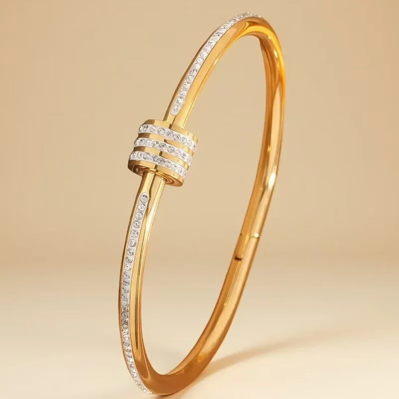 Φωτογραφία προϊόντος: Peach Jewelry Peach Jewerly Γυναικείο Βραχιόλι Χειροπέδα Από Χάλυβα Τιτανίου Με Κύλινδρο Και Ζιργκόν Χρυσό