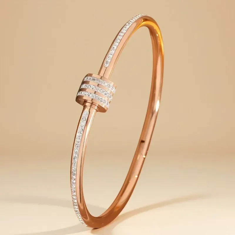 Φωτογραφία προϊόντος: Peach Jewelry Peach Jewerly Γυναικείο Βραχιόλι Χειροπέδα Από Χάλυβα Τιτανίου Με Κύλινδρο Και Ζιργκόν Ροζ Χρυσό
