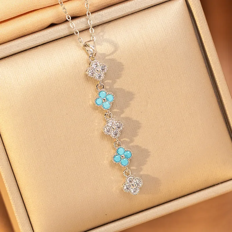 Φωτογραφία προϊόντος: Peach Jewelry Peach Jewerly Κολιέ Από Χάλυβα Τιτανίου Και Χαλκό Ασημί Με Λουλούδια Λευκά-Γαλάζια