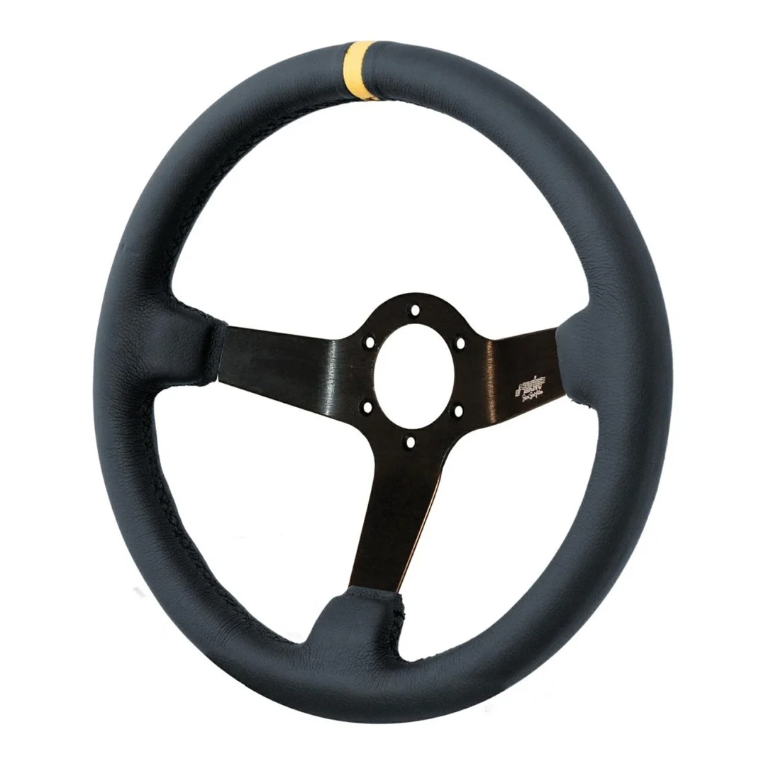 Φωτογραφία προϊόντος: Simoni Racing ΤΙΜΟΝΙ CARRERA ΒΑΘΥ 9cm ΤΡΙΑΚΤΙΝΟ ΜΕ ΚΙΤΡΙΝΗ ΡΙΓΑ ΔΕΡΜΑΤΙΝΟ 350mm SRCAR/350P