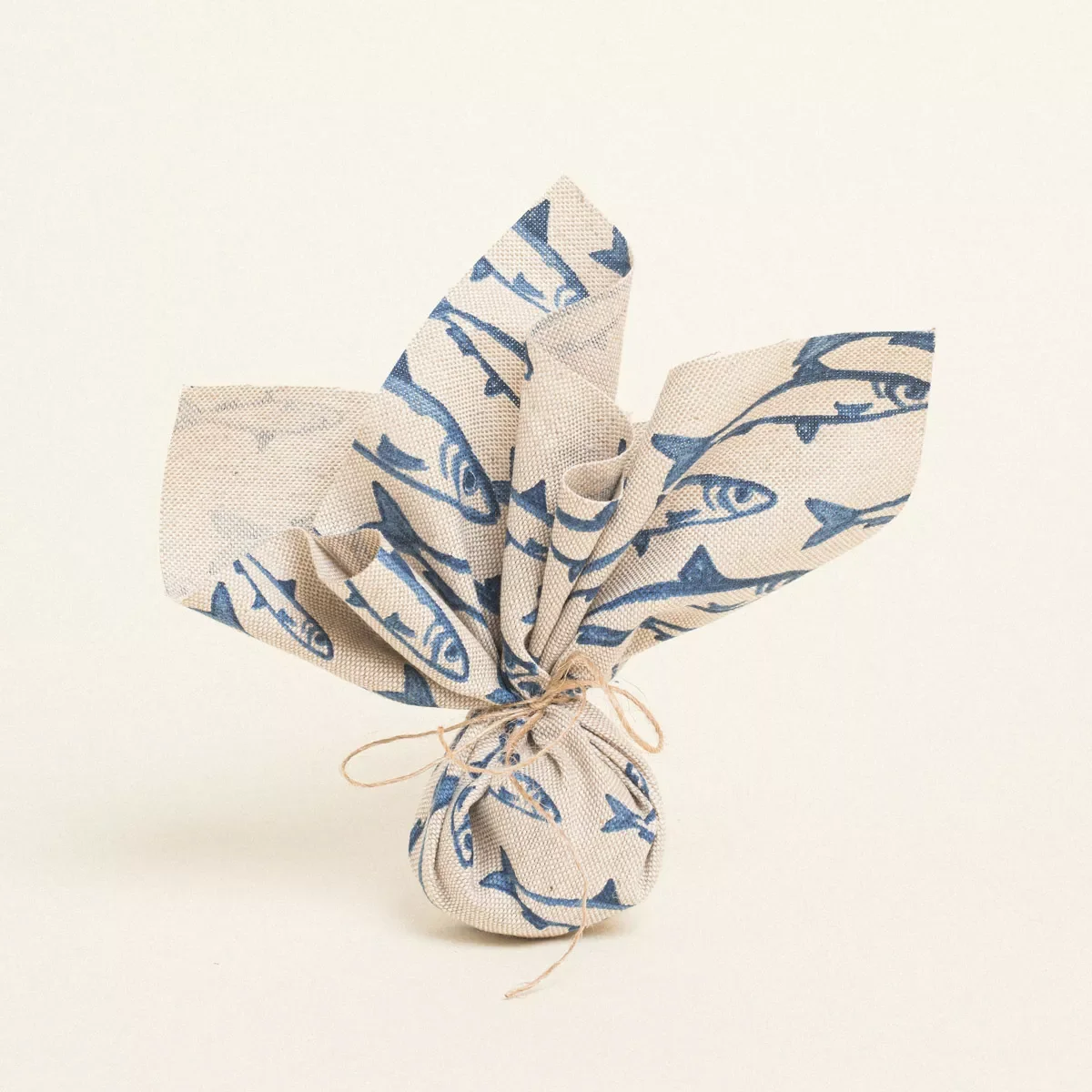 Φωτογραφία προϊόντος: Beauty Home ΜΑΝΤΗΛΙ 27 x 27 cm ΨΑΡΙΑ ΜΕ ΟΨΗ ΖΩΓΡΑΦΙΣΜΕΝΑ ΣΤΟ ΧΕΡΙ 140 CM