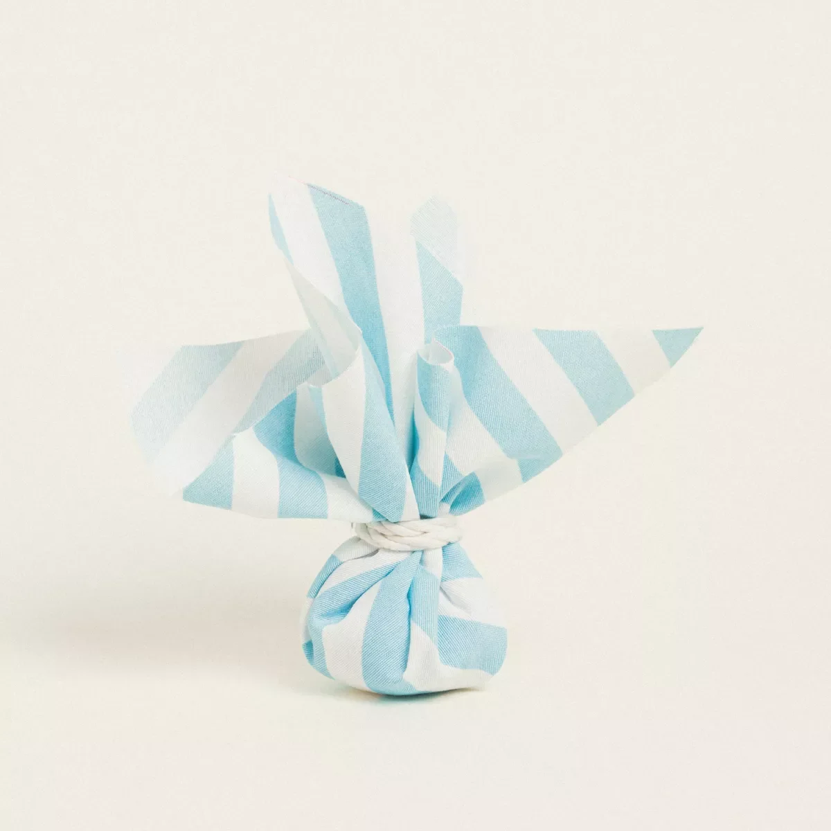 Φωτογραφία προϊόντος: Beauty Home ΜΑΝΤΗΛΙ 27 x 27 cm ΔΙΑΓΩΝΙΑ ΡΙΓΑ ΓΑΛΑΖΙΟ