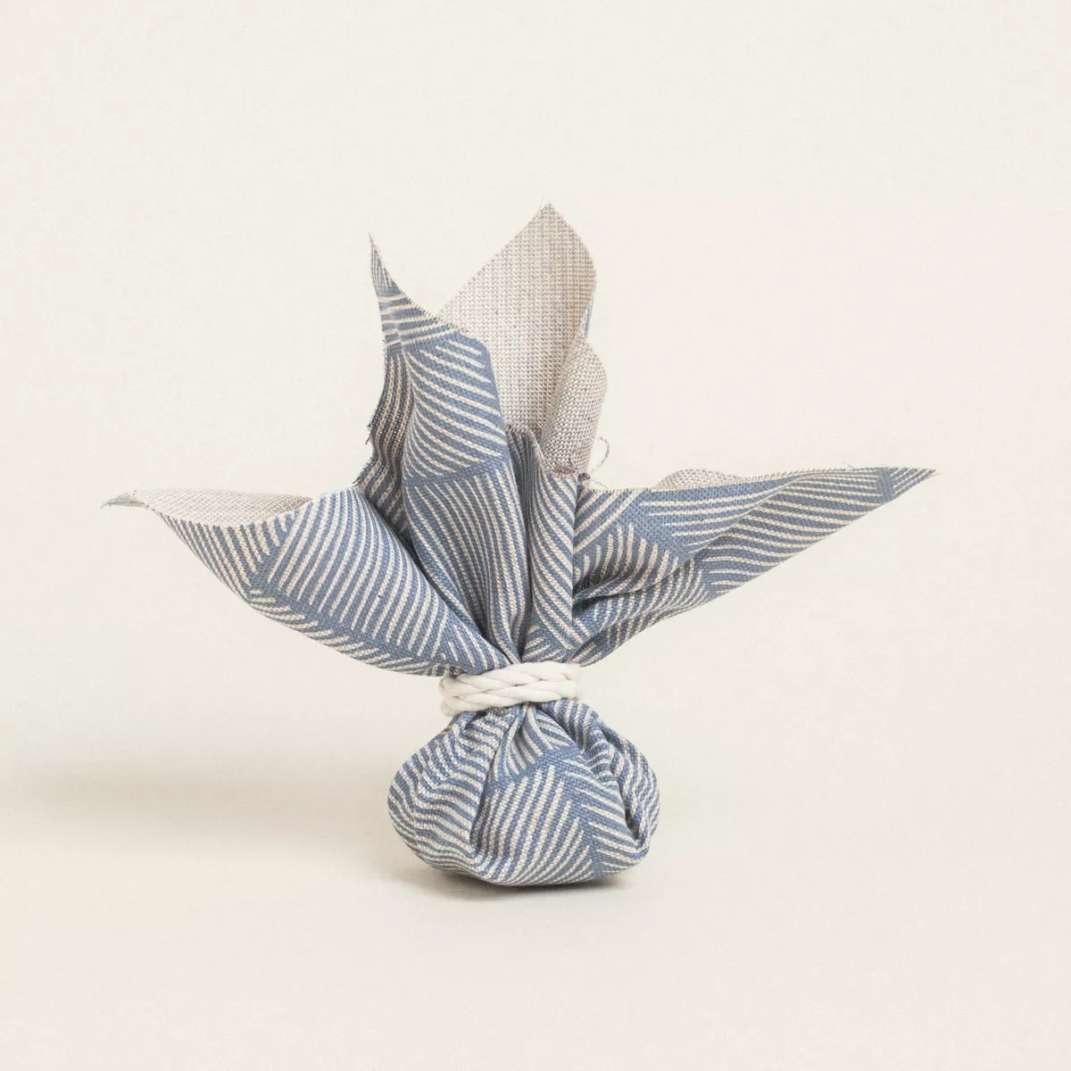 Φωτογραφία προϊόντος: Beauty Home ΜΑΝΤΗΛΙ 27 x 27 cm ΔΙΑΓΩΝΙΕΣ ΓΡΑΜΜΕΣ ΜΠΛΕ