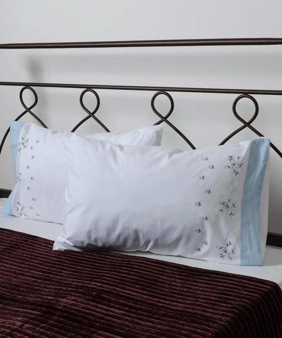 Φωτογραφία προϊόντος: SilkFashion Βαμβακερή μαξιλαροθήκη με κέντημα 050 (46cm x 70cm) λευκό με σιέλ φάσα ζευγάρι